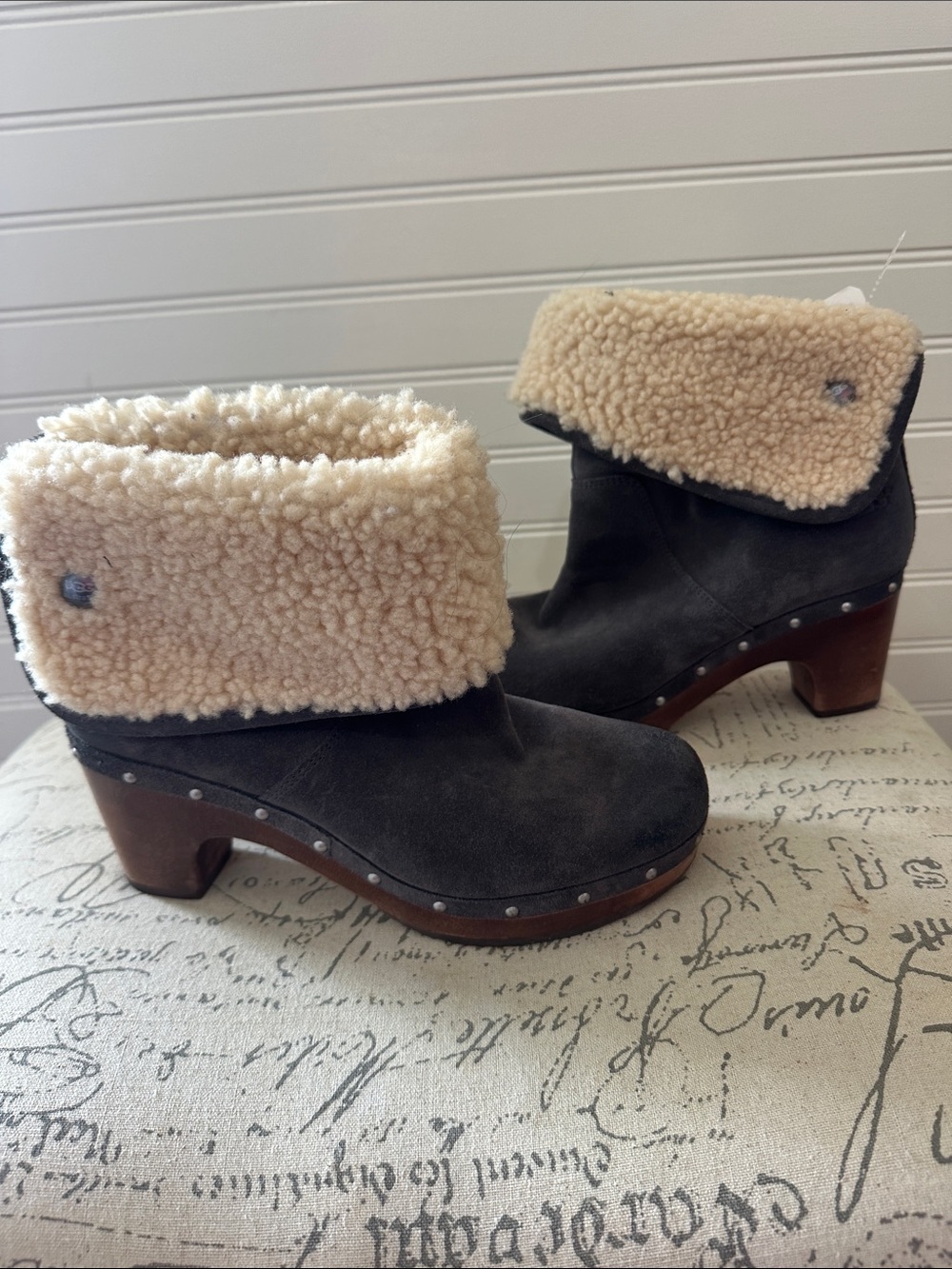 UGG Shearling-Trim Suede Clogs gray boots size 6